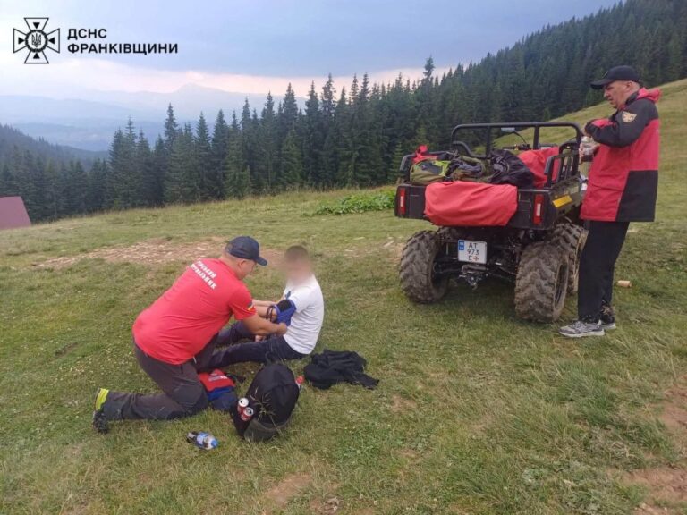На горі Синяк стало зле туристу з Києва: рятувальники передали його медикам (ФОТО)