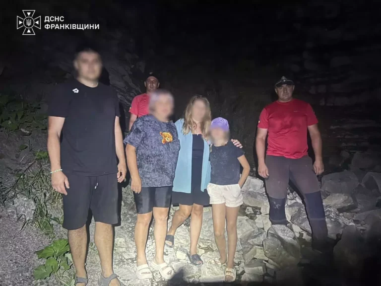 Прикарпатські рятувальники допомогли трьом туристам у Карпатах