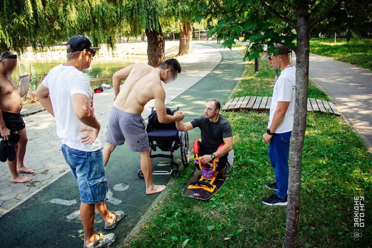 Ветерани 50 полку Нацгвардії в Івано-Франківську опановували вейкбординг (ФОТО)
