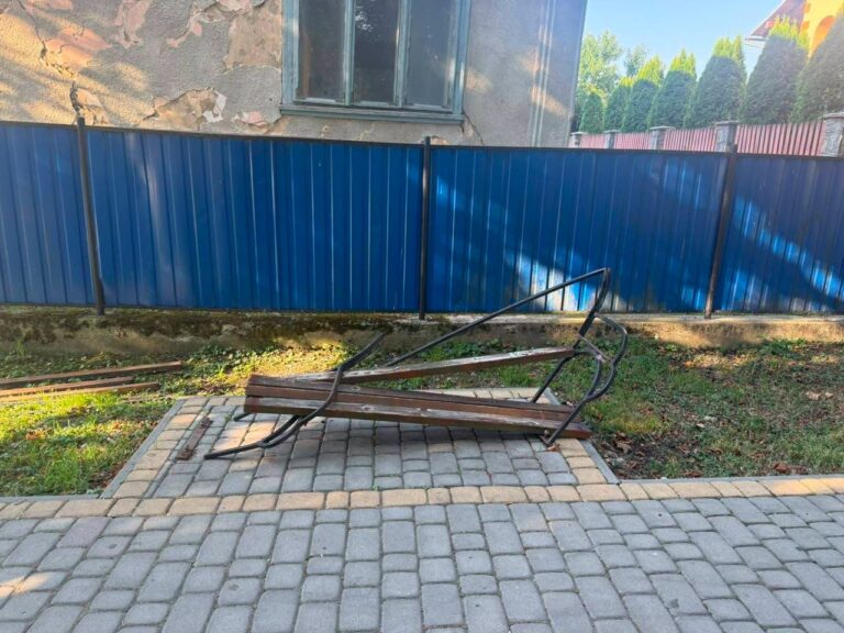 “Нищення комунального майна є неприпустимим”: у Яблунівській громаді вандали пошкодили лавку у сквері (ФОТО)