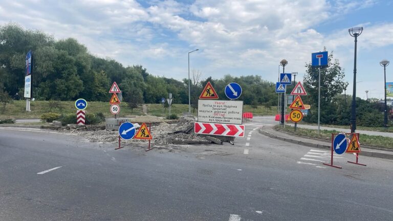 На Надрічній у Франківську розширюють острівець безпеки перед відкриттям нового мосту (ФОТО)