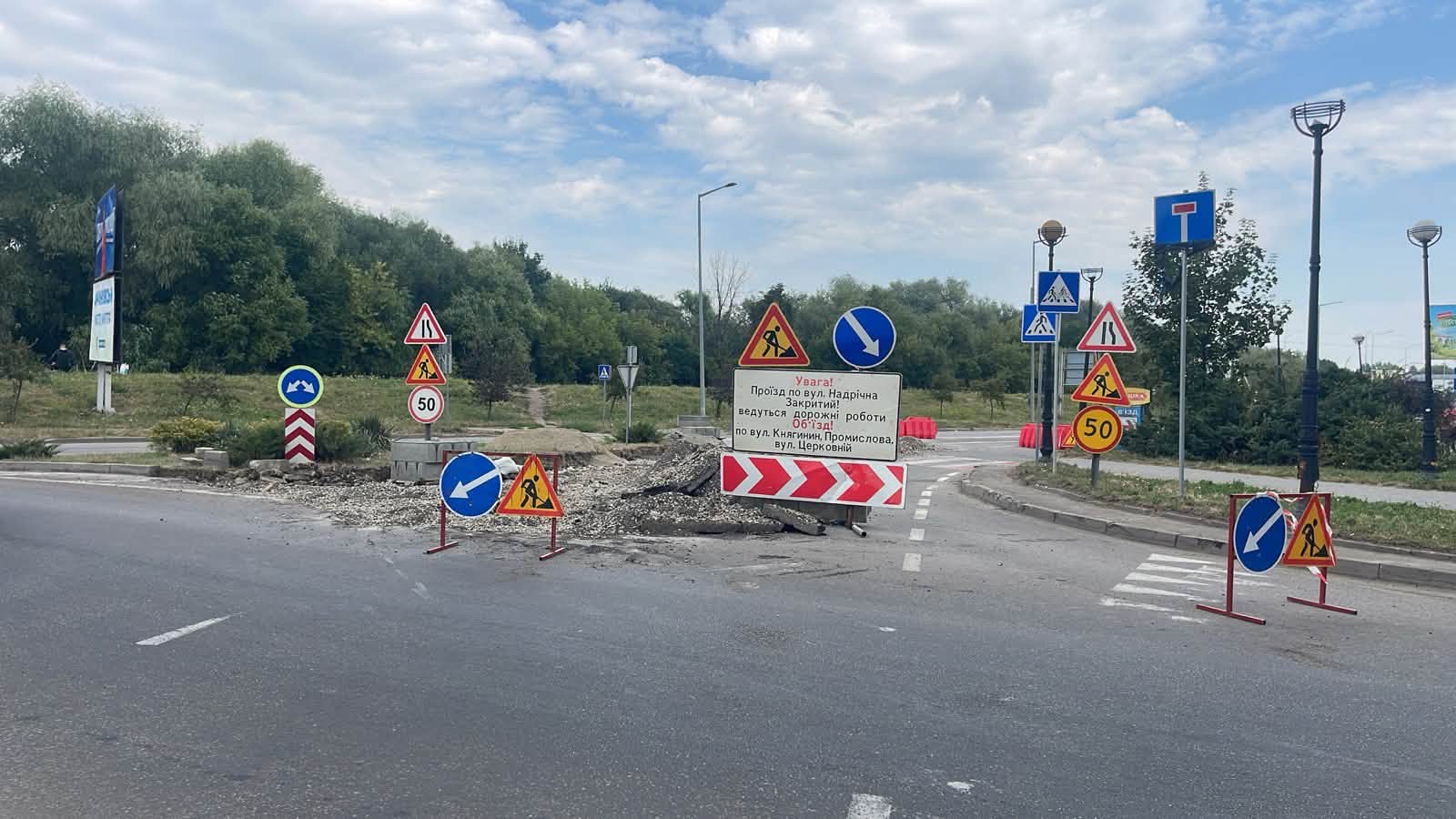 На Надрічній у Франківську розширюють острівець безпеки перед відкриттям нового мосту (ФОТО)