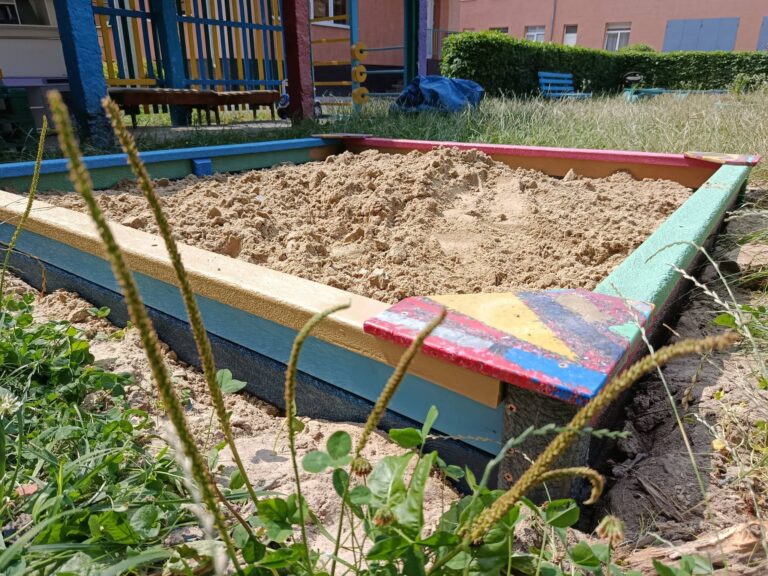 У Франківському садочку зʼявилася пісочниця з переробленого пластику (ФОТО)