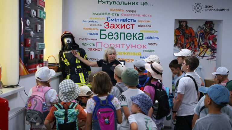 На Прикарпатті у Класі безпеки рятувальники провели навчання для майже 100 дітей