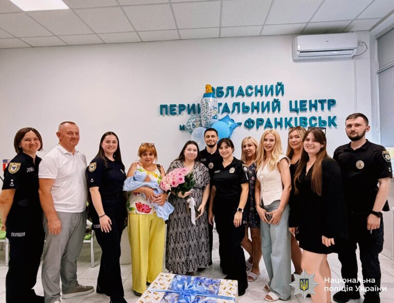 Сина назвали на честь загиблого батька: у Франківську поліціянти зустріли колегу з пологового (ФОТО)