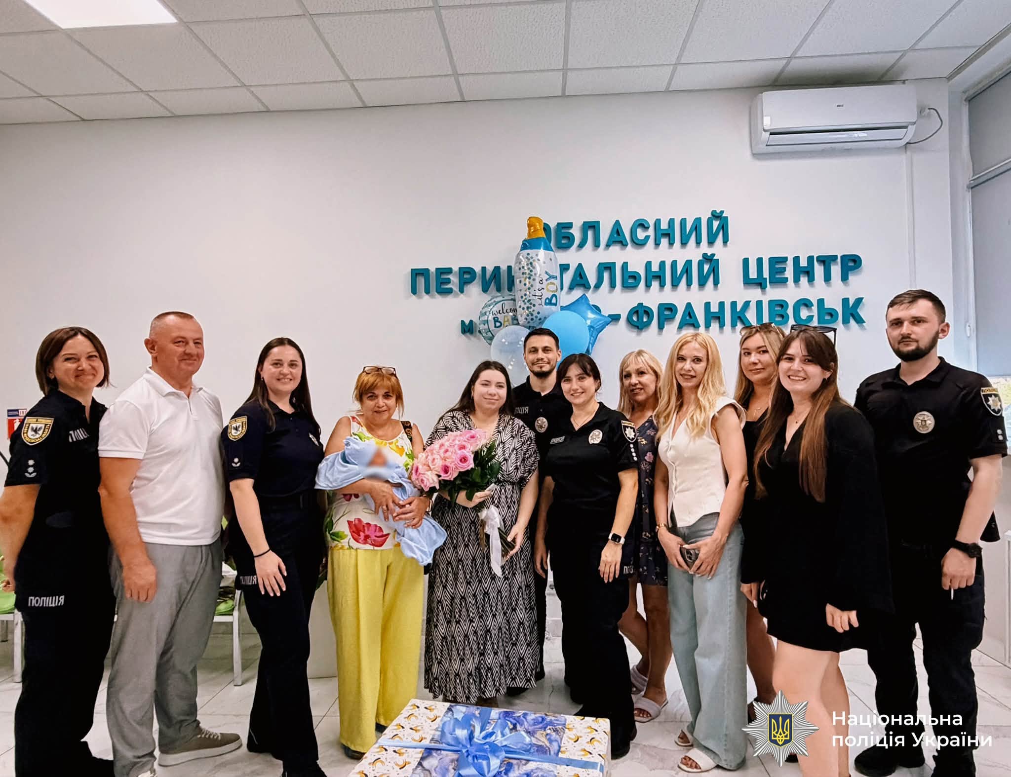 Сина назвали на честь загиблого батька: у Франківську поліціянти зустріли колегу з пологового (ФОТО)