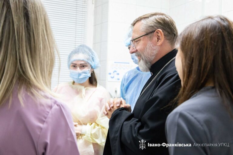 Глава УГКЦ відвідав Франківську обласну дитячу лікарню (ФОТО)