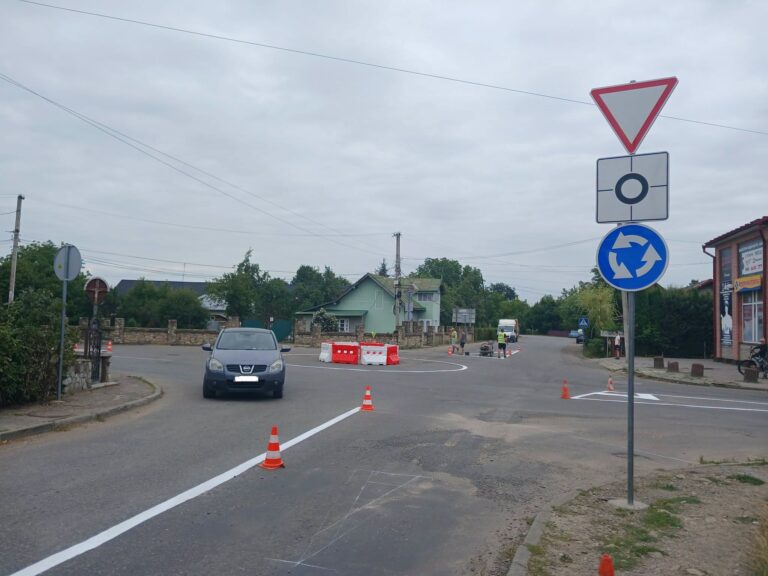 У Косові випробовують нову схему руху: на перехресті облаштували експериментальне кільце (ФОТО)