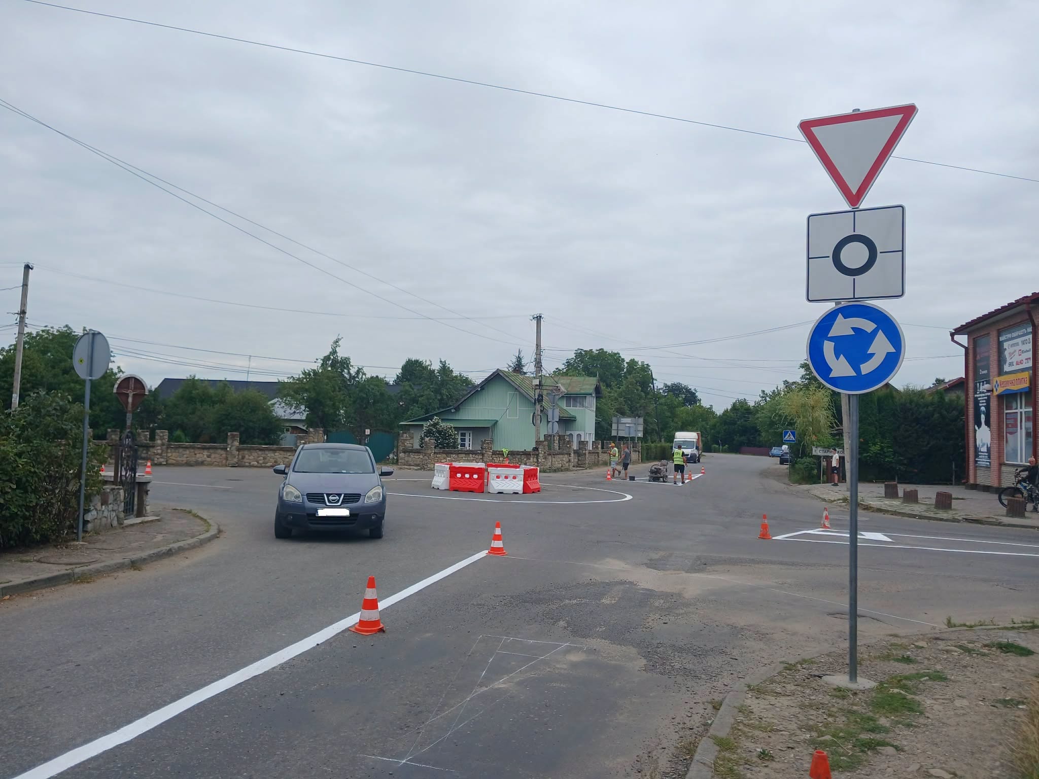 У Косові випробовують нову схему руху: на перехресті облаштували експериментальне кільце (ФОТО)