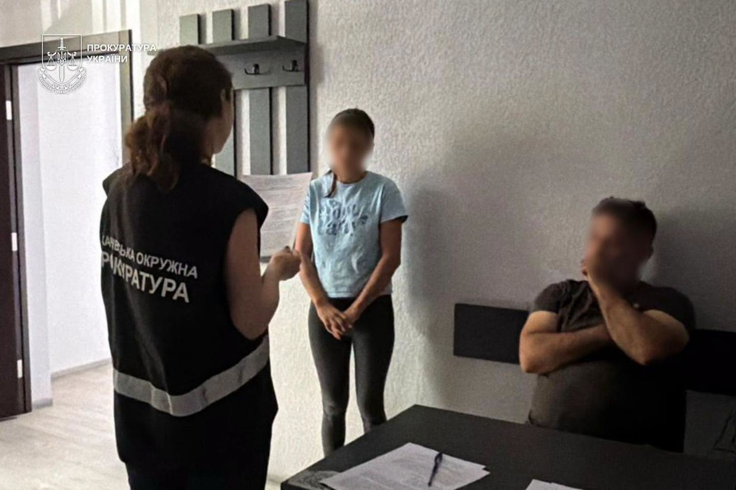 Змушувала 13-річну доньку зніматися у еротичних “стрімах”: на Закарпатті судитимуть матір (ФОТО)