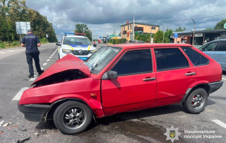 На Калуському шосе зіткнулися Mercedes та ВАЗ: постраждали четверо людей (ФОТО)