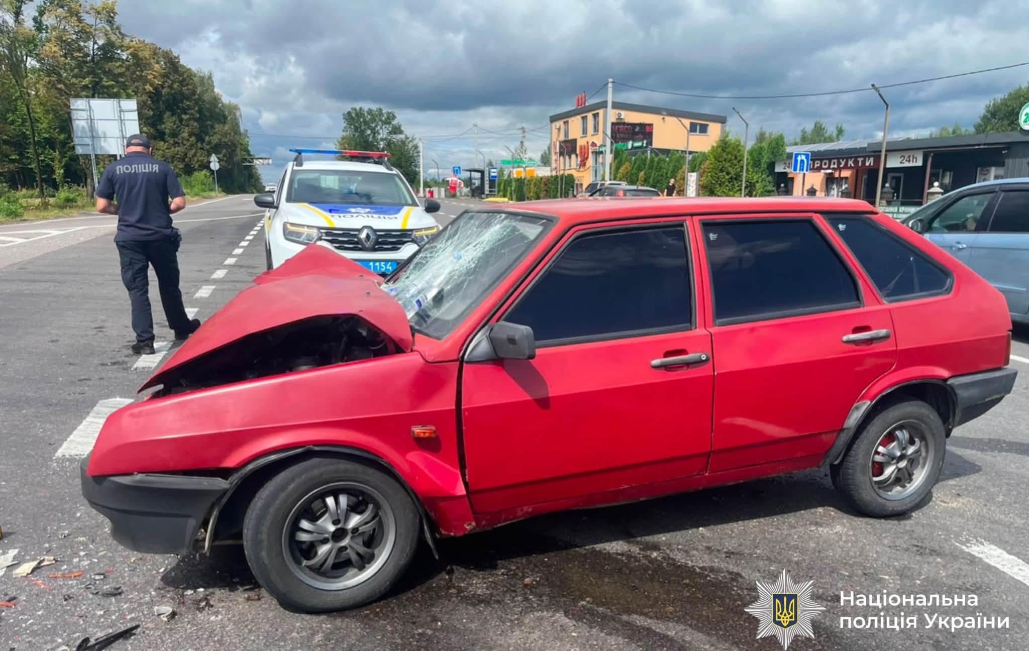 На Калуському шосе зіткнулися Mercedes та ВАЗ: постраждали четверо людей (ФОТО)