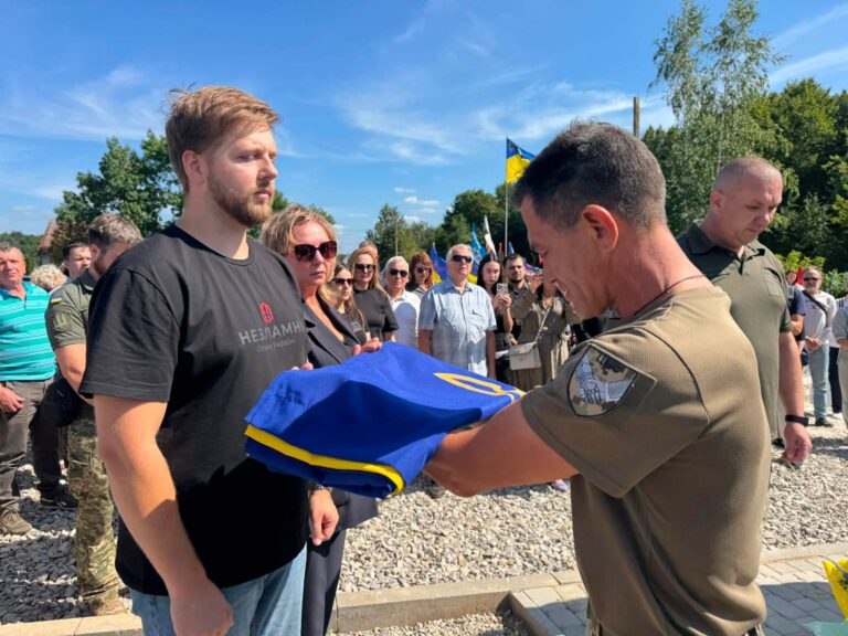 У Калуші встановили кенотаф військовому Василю Федоришину, який врятував 14 побратимів (ФОТО)