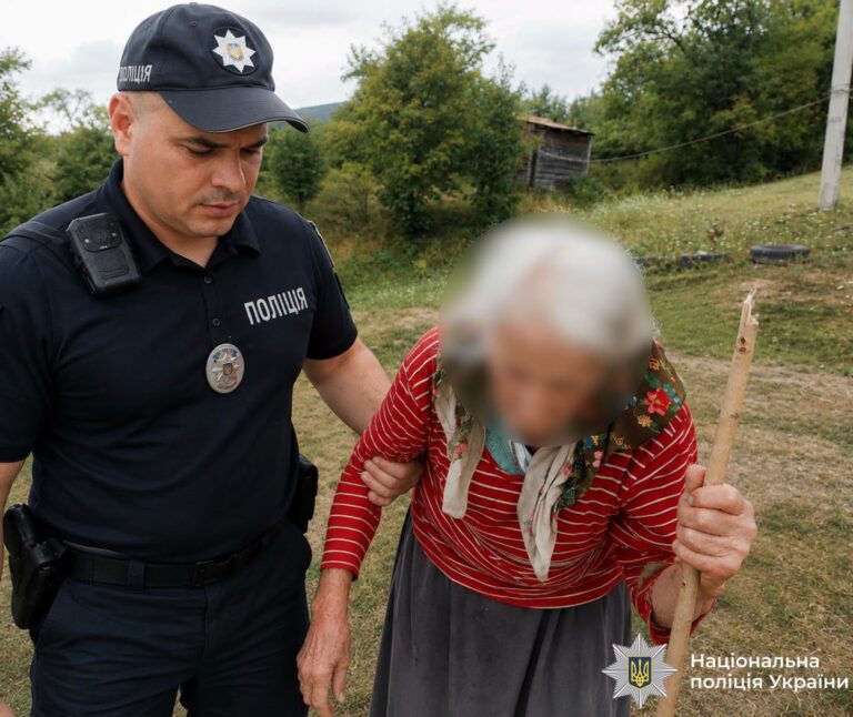 Пішла по гриби й заблукала: на Косівщині розшукали 89-річну жінку (ФОТО)