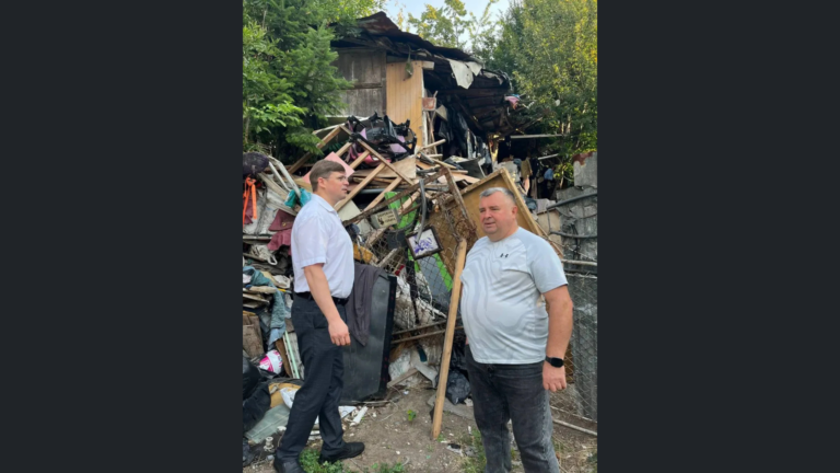 “Збирав роками, а ви вивозите — йду вішатись”: на Калущині чоловік перетворив подвірʼя на сміттєзвалище (ФОТО)