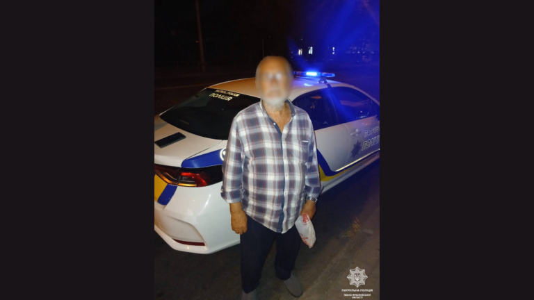 У Франківську патрульні допомогли 86-річному чоловікові, який загубився, повернутися додому (ФОТОФАКТ)