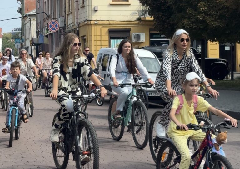 Піжами, сліпери та маски для сну: у Франківську пройшов велопарад дівчат (ФОТО, ВІДЕО)