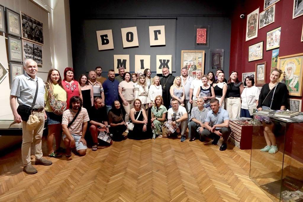 Від ікони XVII століття до інсталяції зі старих ґонтів: у Франківську відкрили виставку про Карпати (ФОТО)