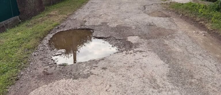 “2,7 км пекла”: мешканці Тисмениці скаржаться на стан дороги на вулиці Америка (ФОТО)