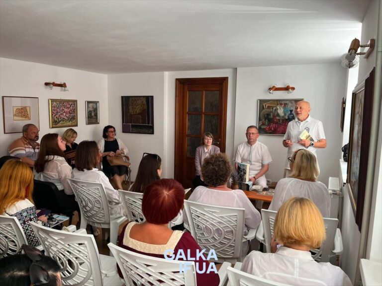 Від кунтушів до “варьонок”: в Івано-Франківську презентували книжку про те, як вдягались від заснування міста (ФОТО)