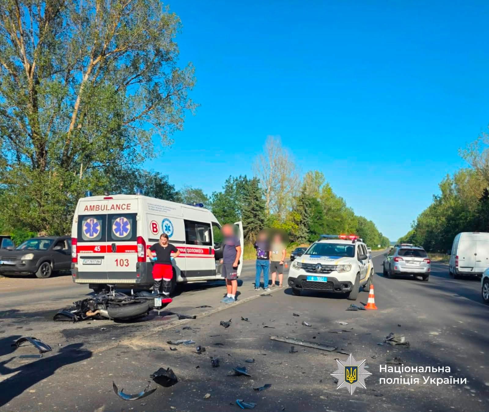 На Тисменицькій трасі зіткнулися автівка та мотоцикл: мотоцикліст загинув на місці (ФОТО)