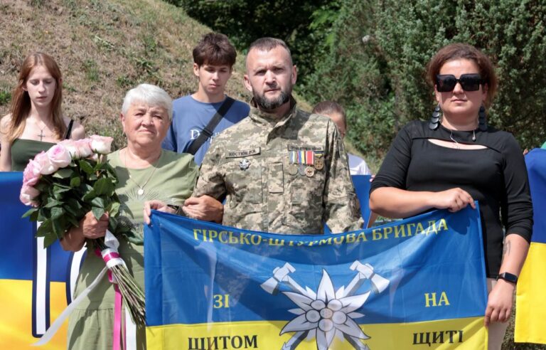 На Тисмениччині зустріли захисника Руслана Костюка, який повернувся з російського полону (ФОТО)