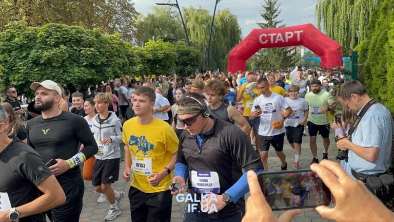 Сотні прикарпатців пробігли за полеглих захисників на акції «Шаную воїнів, біжу за героїв України» (ФОТО)