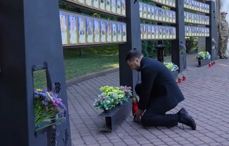 Зеленський приїхав до Франківська й вшанував пам’ять полеглих захисників (ВІДЕО)