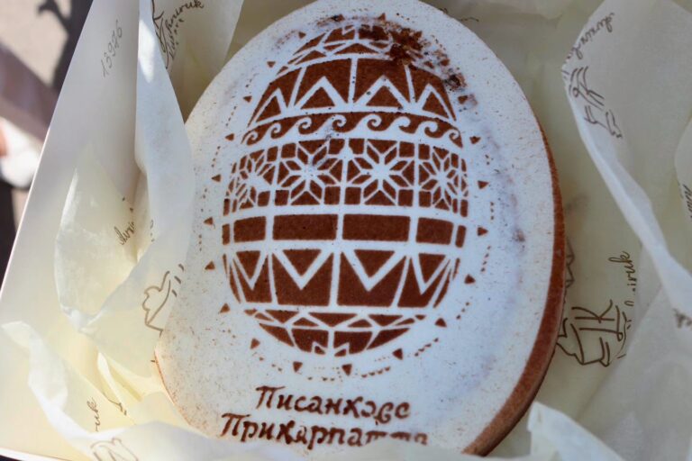 У Коломиї презентували перший міський торт у формі музею Писанки