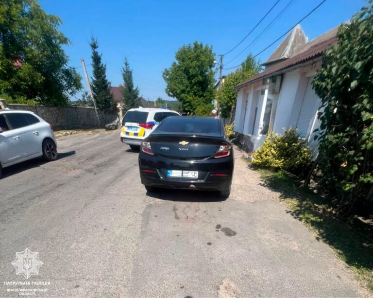 В Угринові патрульні зупинили водія, який перевищив швидкість, не мав посвідчення та намагався втекти