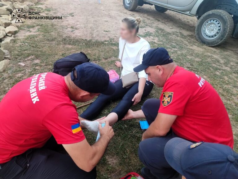 Впродовж минулої доби гірські рятувальники тричі надавали допомогу туристам у Карпатах
