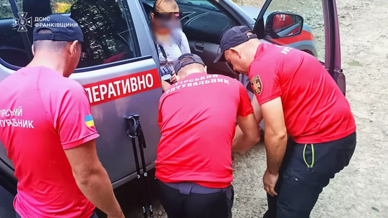 На Говерлі та Ягідній травмувалися двоє туристів: їх спускали рятувальники (ФОТОФАКТ)