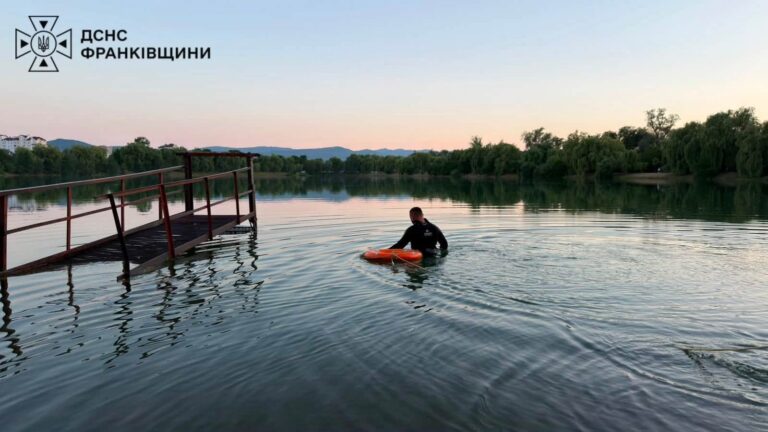 У Надвірній з озера рятувальники дістали тіло чоловіка, який потонув