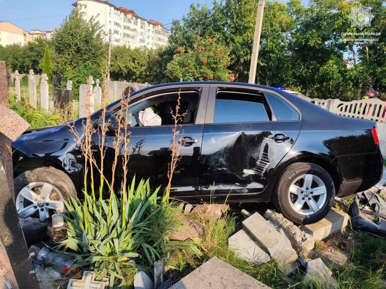 У Крихівцях нетверезий водій в’їхав в огорожу кладовища та пошкодив пам’ятники – патрульні (ВІДЕО, ФОТО)