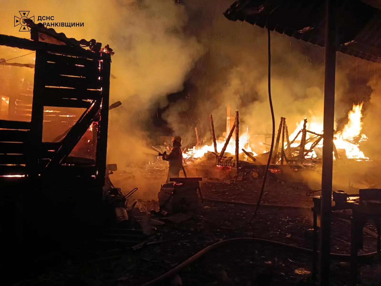 На Косівщині вночі загорілися будинок і господарська споруда: вогонь охопив 200 м² (ФОТОФАКТ)