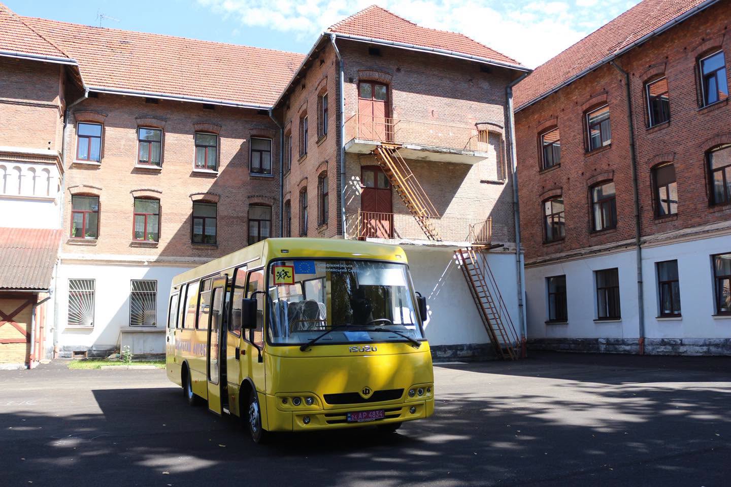 У Коломийській гімназії імені Грушевського з’явився новий шкільний автобус (ФОТО)