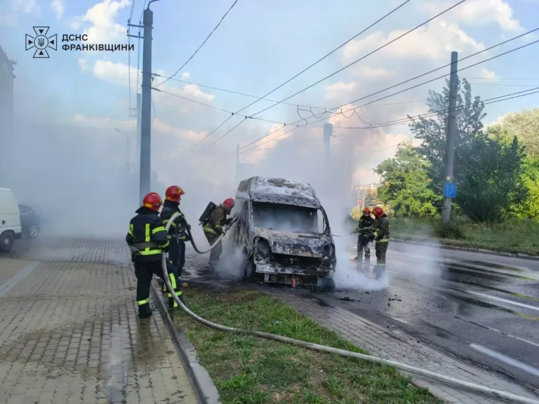 В Івано-Франківську на вулиці Івасюка загорівся автомобіль (ФОТО)