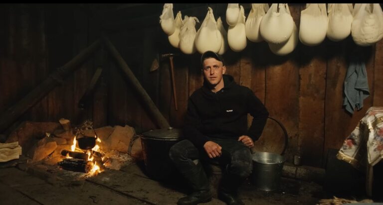 Як карпатські вівчарі роблять сир на полонині (ВІДЕО)