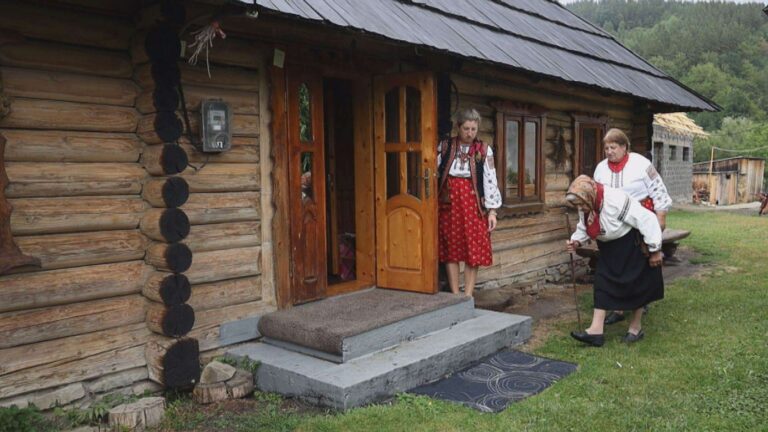 Родина з Нижнього Березова перетворила 150-річну батьківську хату на музей старожитностей (ВІДЕО)