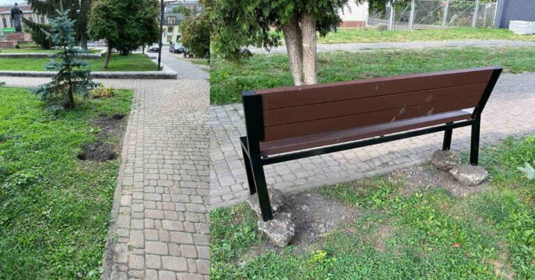 У Тисмениці невідомі вирвали зі землі лавку на дитячому майданчику (ФОТО)