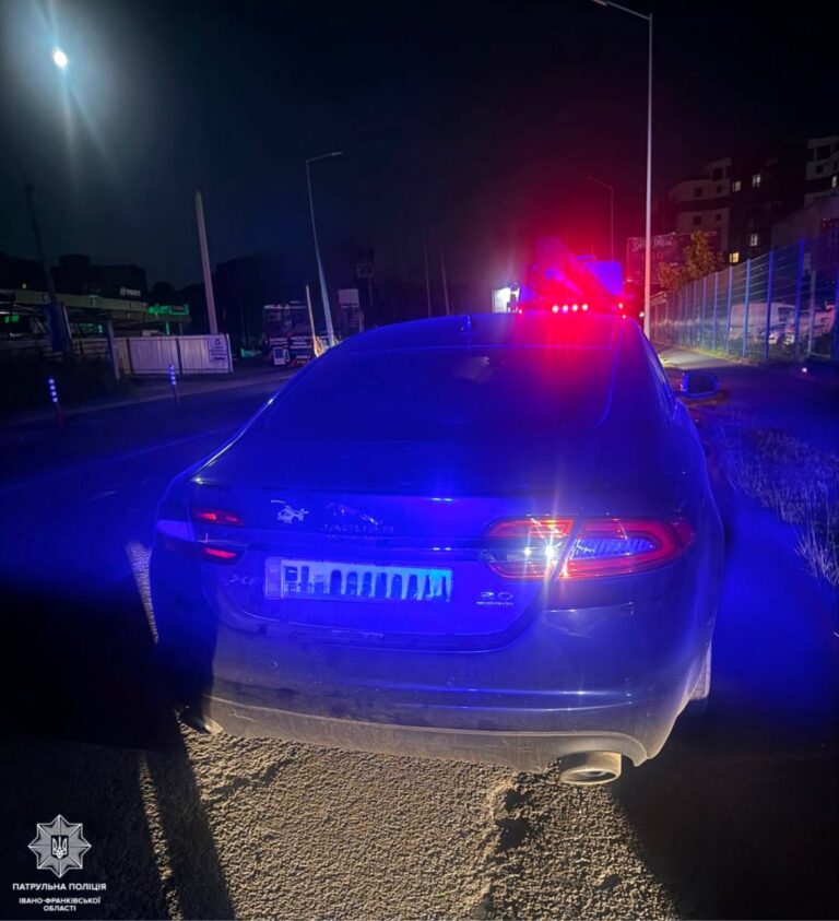 У Франківську у водійки Jaguar поліціянти виявили підроблене посвідчення