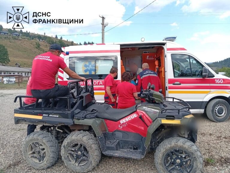 На Прикарпатті рятувальники допомогли туристу, який травмувався в горах