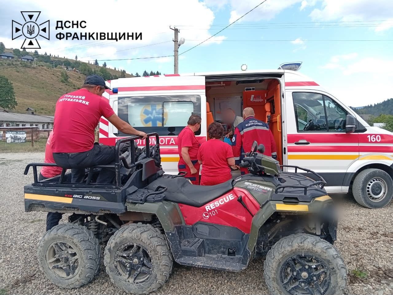 На Прикарпатті рятувальники допомогли туристу, який травмувався в горах