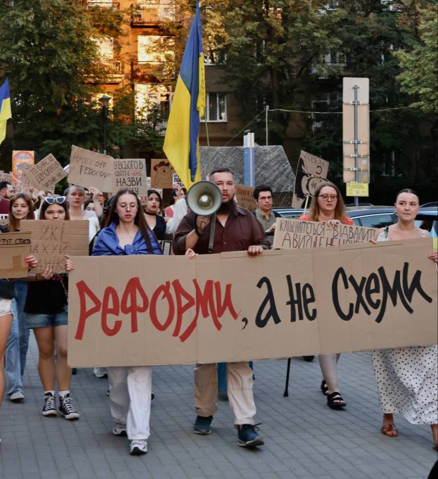 Близько сотні франківців ходою з картонками вимагали повернення Федорова на посаду міністра оборони (ФОТО)