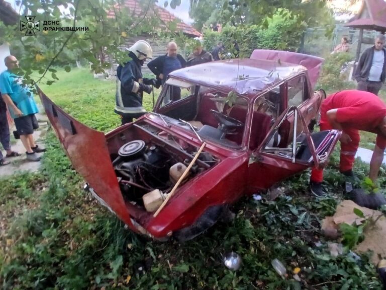 На Косівщині ВАЗ з’їхав з дороги: постраждали двоє людей
