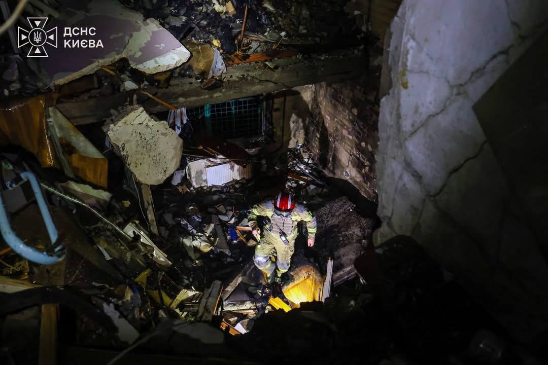 Внаслідок нічної атаки РФ на Київ загинуло вісім людей, 33 поранено (ВІДЕО)