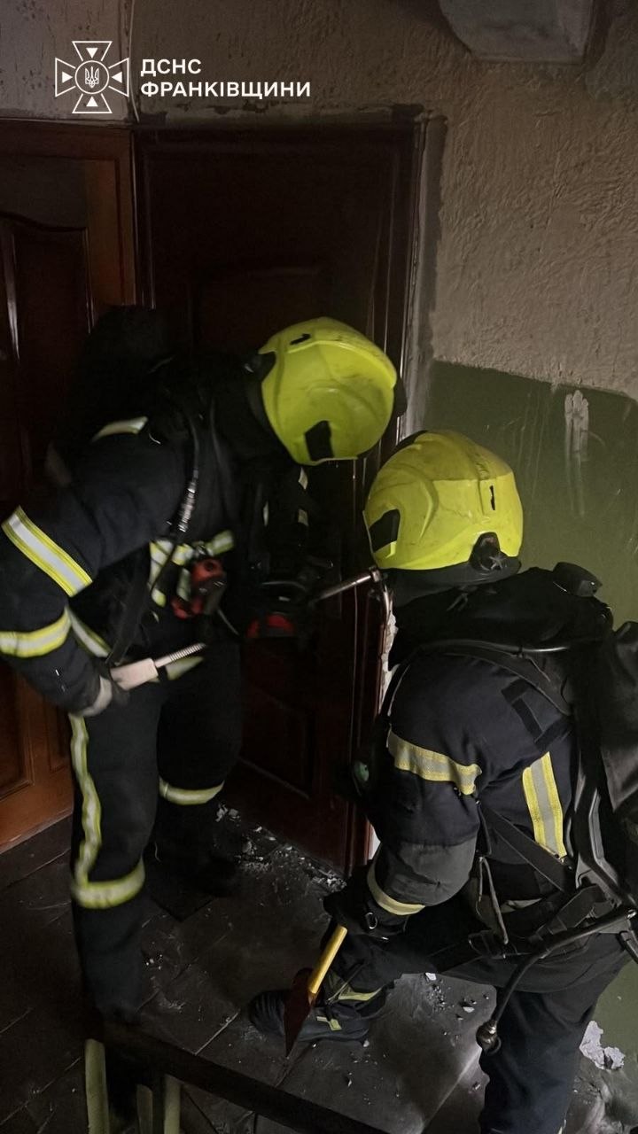 На вулиці Довженка у Франківську горіла п’ятиповерхівка: рятувальники евакуювали чотирьох людей