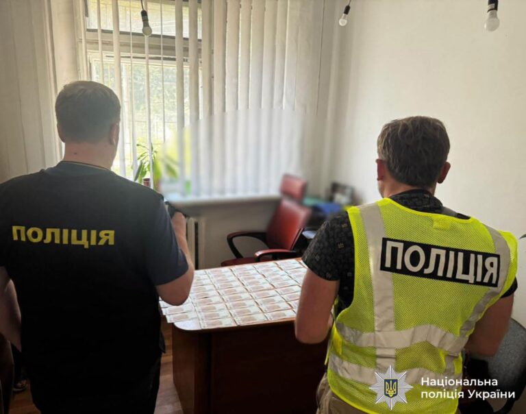 Вимагав 60 тисяч гривень за оренду: деталі затримання франківського депутата на хабарі (ФОТО)