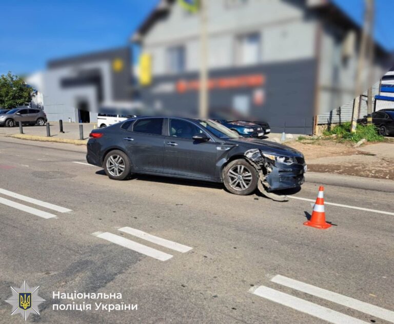 На Надрічній KIA зіткнулася з Mitsubishi, після чого ще й збила пішохода: його госпіталізували (ФОТО)