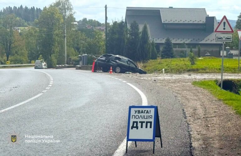У Делятині Volvo зіткнувся з Peugeot: постраждали четверо людей, серед них – дитина (ФОТО)